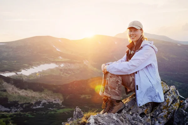 Woman enjoy the beautiful view in the mountains — ストック写真