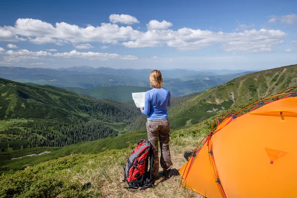 Frau mit Karte erkundet den Berg — Stockfoto