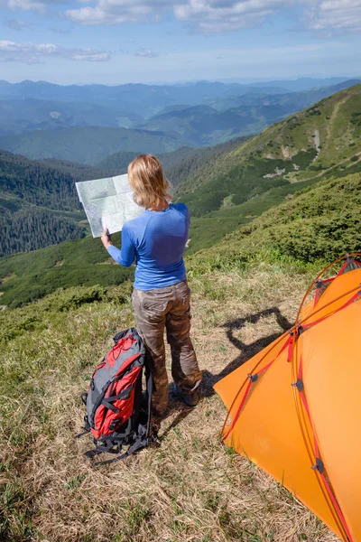 Mujer planeando su viaje en la montaña — Foto de Stock