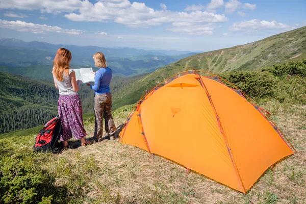 Caminhantes olhando para o mapa da caminhada na montanha — Fotografia de Stock