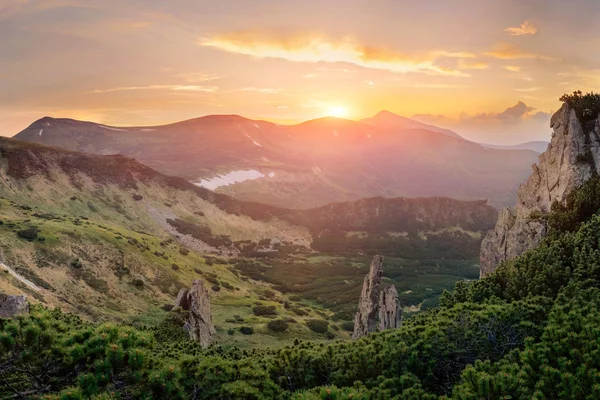 Einzigartige Berglandschaft bei Sonnenuntergang — Stockfoto