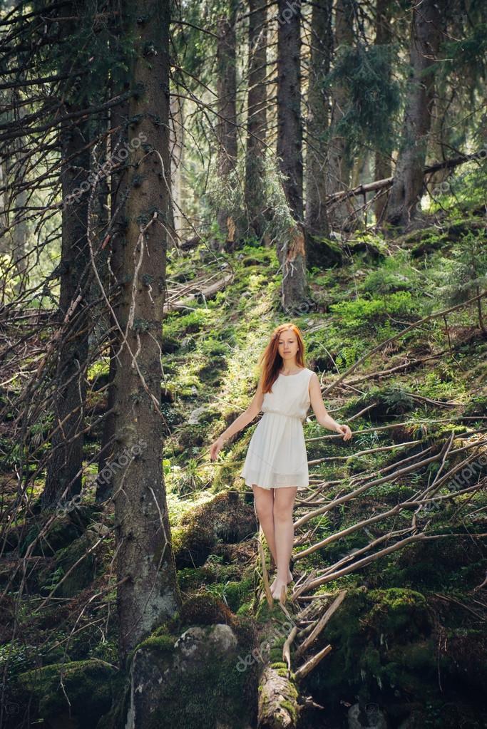 Mujer caminando en el bosque misterio — Foto de stock