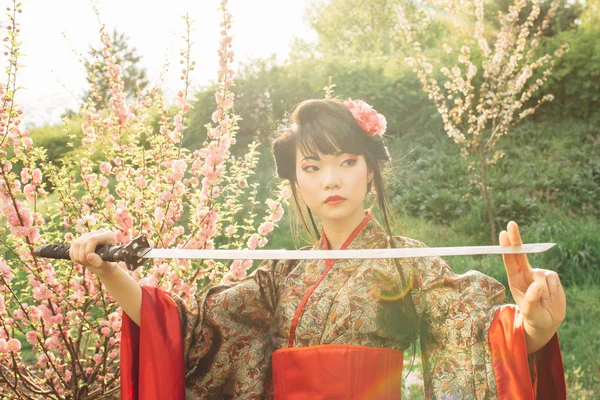 Beautiful geisha in kimono with samurai sword — Stock Photo, Image