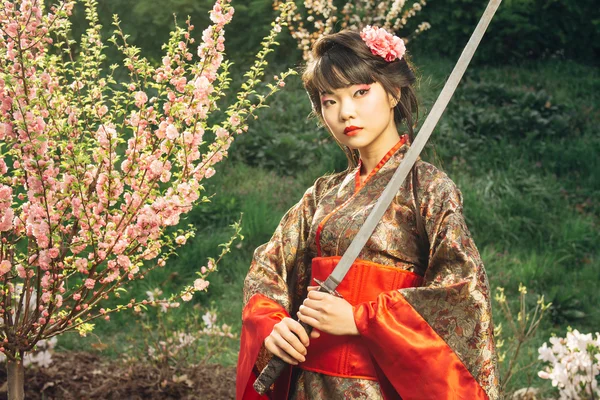 Bella geisha in kimono con spada samurai — Foto Stock