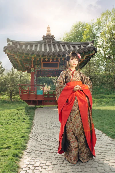 Vackra asiatiska kvinnan promenader i trädgården — Stockfoto