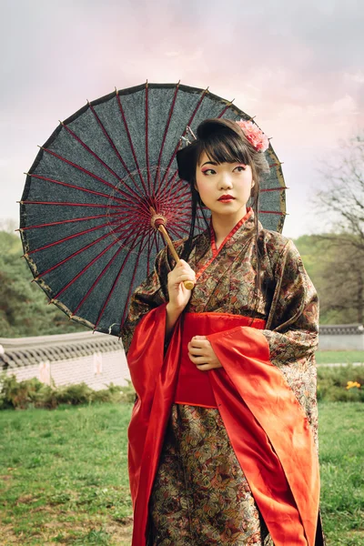 Piękna kobieta Azji przechadzającego się po ogrodzie — Zdjęcie stockowe