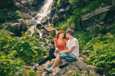 Mutlu çift güzel doğanın keyfini