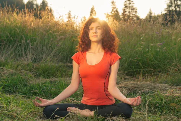Junge Frau macht Yoga-Übungen in der Natur — Stockfoto