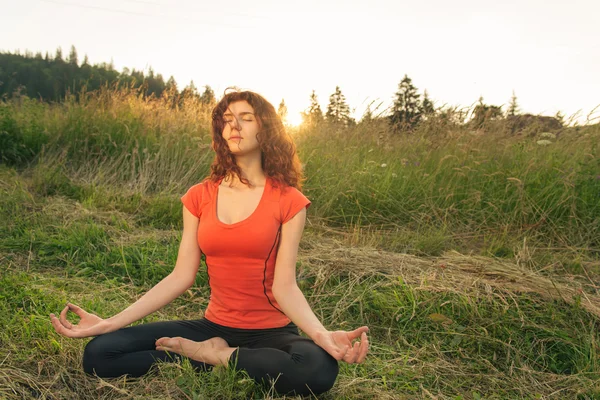 Mladá žena, která dělá cvičení jógy v přírodě — Stock fotografie