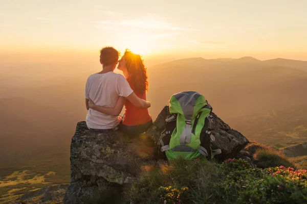 Casal feliz desfrutar de uma bela vista nas montanhas — Fotografia de Stock