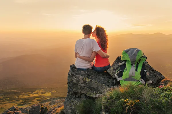 Šťastný pár užívat krásný výhled na horách — Stock fotografie