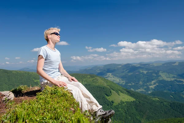 Senior kvinne nyter vakker utsikt i fjellene – stockfoto