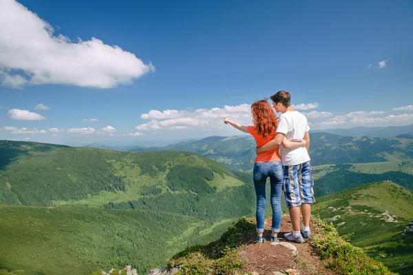 Pareja feliz disfrutar de la hermosa naturaleza en las montañas — Foto de Stock