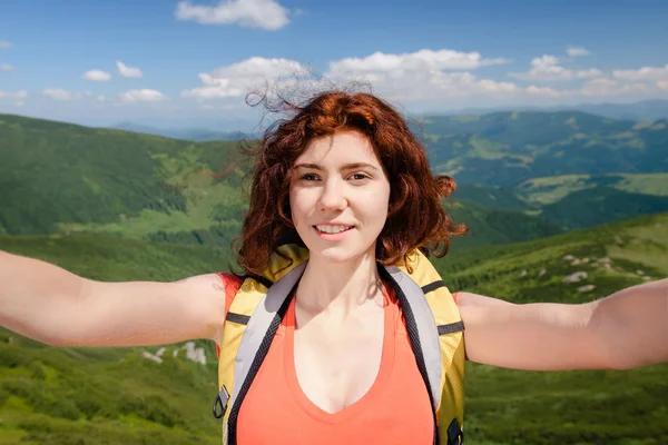 Vrouw wandelaar nemen zelf foto op de berg — Stockfoto