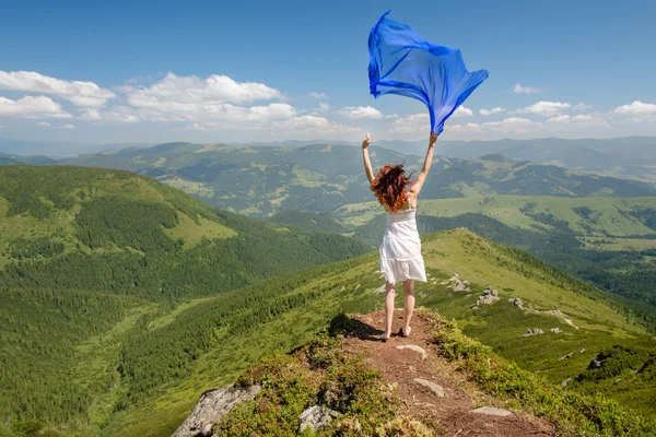 Ευτυχισμένη γυναίκα αισθάνεται ελευθερία και απολαμβάνει τη φύση — Φωτογραφία Αρχείου