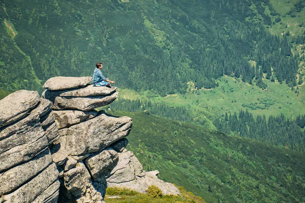 Homem na posição de lótus desfrutar de bela natureza — Fotografia de Stock