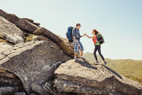 Junges Paar klettert in den Bergen — Stockfoto