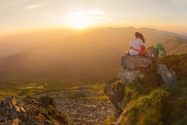 Couple heureux profiter d'une belle vue dans les montagnes Images De Stock Libres De Droits