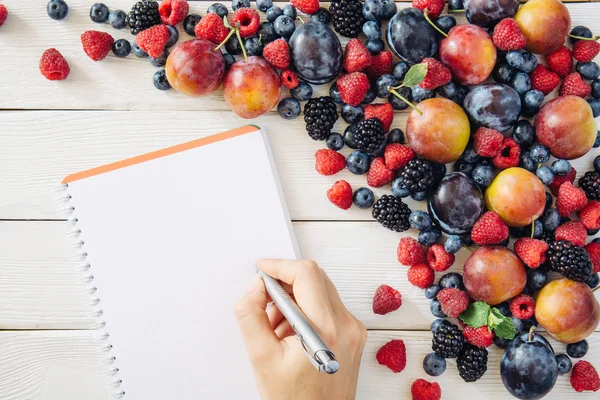Shopping list with mixed fruit and ingredients from top view — Stock Photo, Image