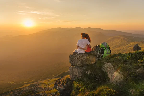 Casal feliz desfrutar de uma bela vista nas montanhas — Fotografia de Stock