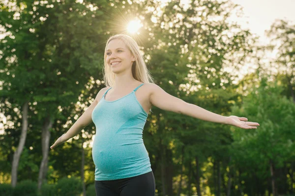 Schwangere macht Yoga-Übungen in der Natur — Stockfoto