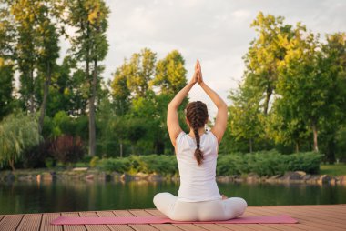 Yoga yapan bir kadın.
