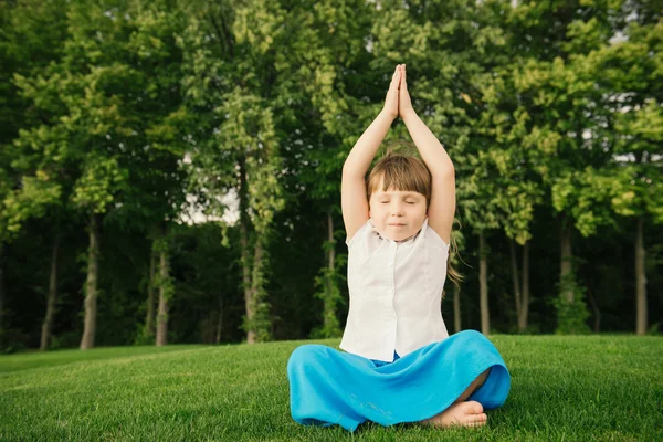 Petite fille faisant de l'exercice de yoga — Photo