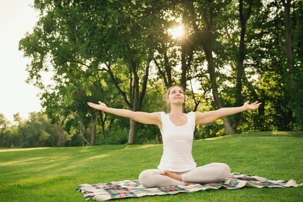 Mulher meditando no parque da cidade — Fotografia de Stock