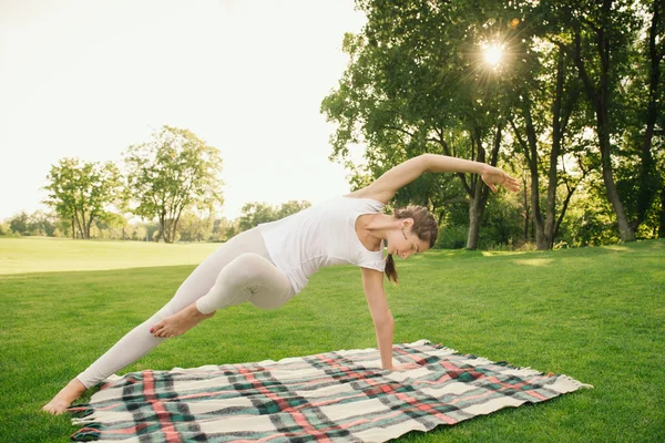 Femme faisant des exercices de yoga — Photo