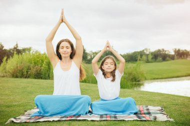 Yoga egzersiz yaparak kızı annesiyle