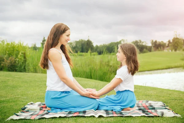 Yoga egzersiz yaparak kızı annesiyle