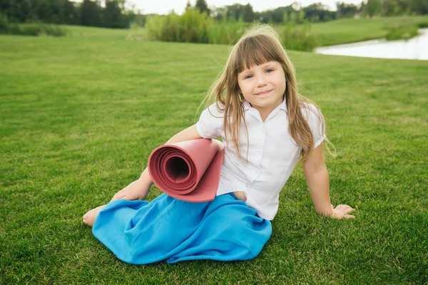 Hermosa niña en la hierba verde —  Fotos de Stock