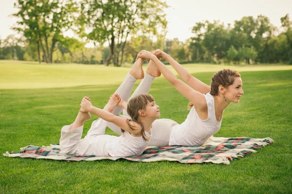 Mãe com filha fazendo exercício de ioga — Fotografia de Stock