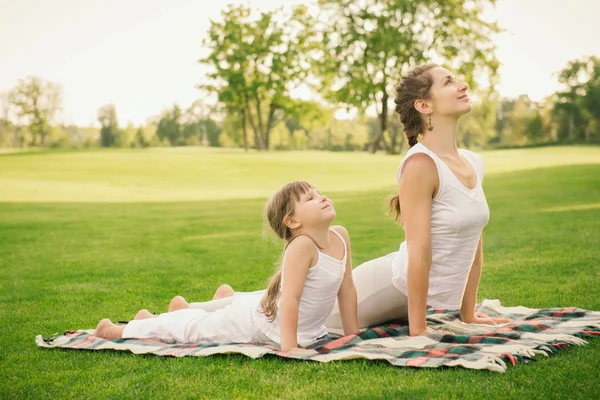 Yoga egzersiz yaparak kızı annesiyle