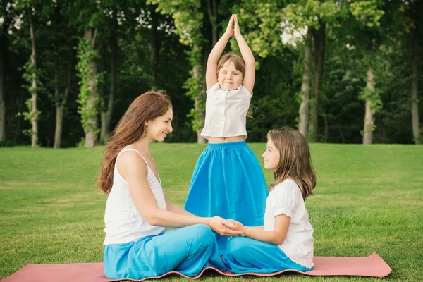 Mère avec fille faisant de l'exercice de yoga — Photo