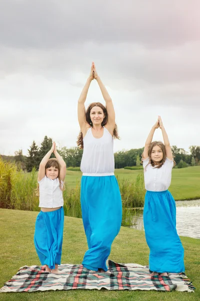 Mère avec fille faisant de l'exercice de yoga — Photo