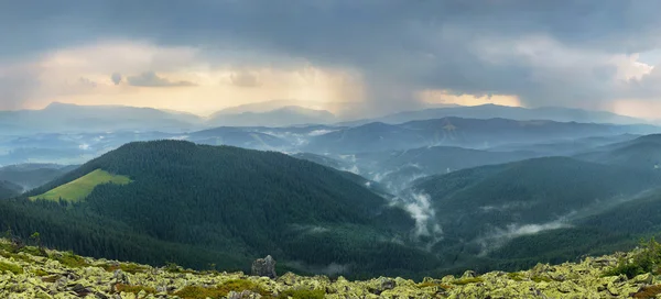 Yağmurlu dağ landskape — Stok fotoğraf