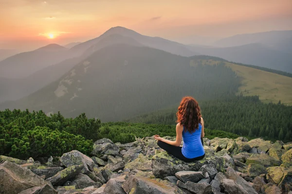 Donna rilassante nella natura al tramonto Foto Stock