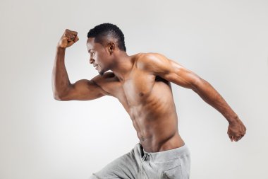 Atletik Afrikalı-Amerikalı adam gömleksiz