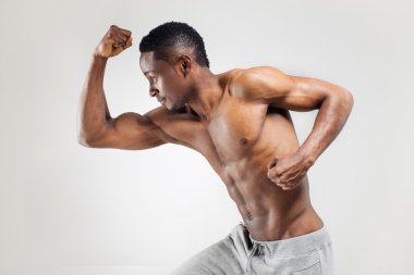 Atletik Afrikalı-Amerikalı adam gömleksiz