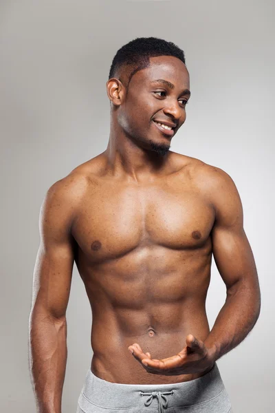 Позитивный африканский мускулистый человек — стоковое фото