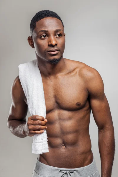 Bombeó hombre afroamericano después del entrenamiento —  Fotos de Stock