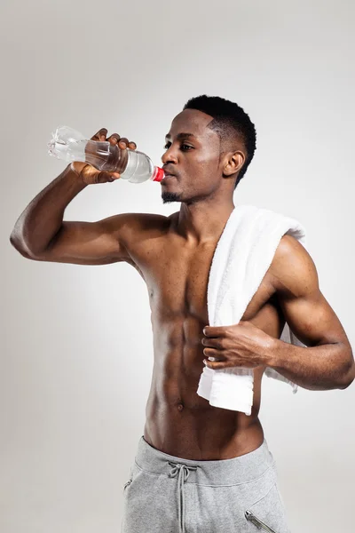 Bombeó hombre afroamericano después del entrenamiento —  Fotos de Stock