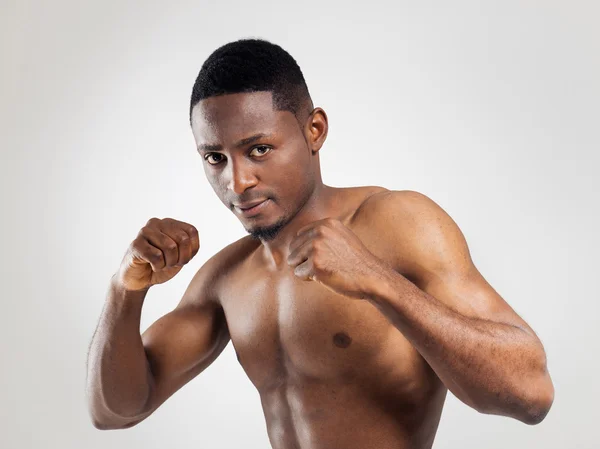 Молодой афроамериканский боксер — стоковое фото