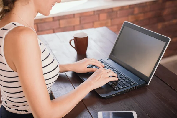 Business woman working on laptop computer at home office — Stock Photo, Image