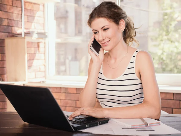 Donna d'affari che lavora sul computer portatile a casa ufficio — Foto Stock