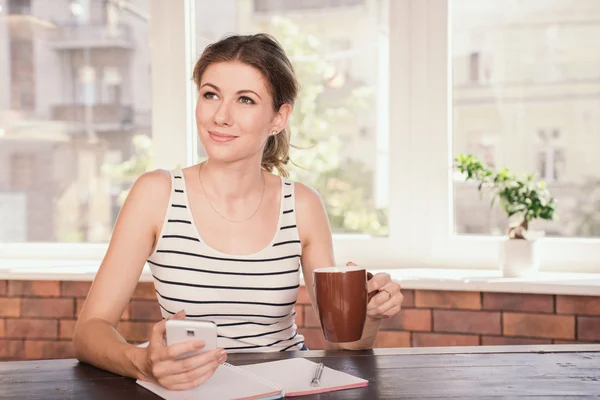 Geschäftsfrau arbeitet zu Hause im Büro — Stockfoto