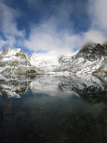 Yüksek Tatras gölde güzel dağ — Stok fotoğraf