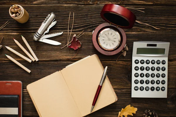 Accessori business su tavolo in legno — Foto Stock