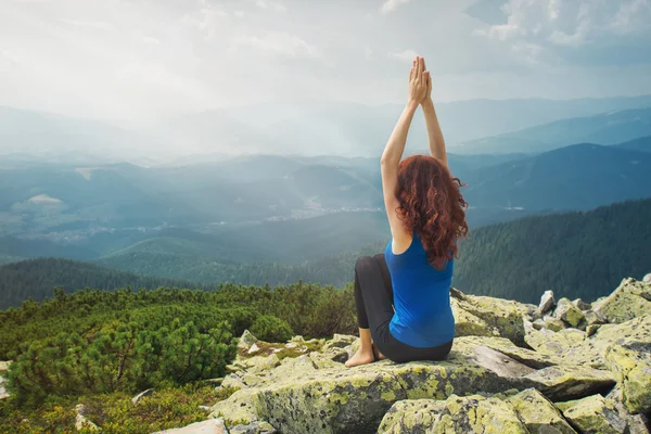 Mulher relaxante sobre a natureza — Fotografia de Stock